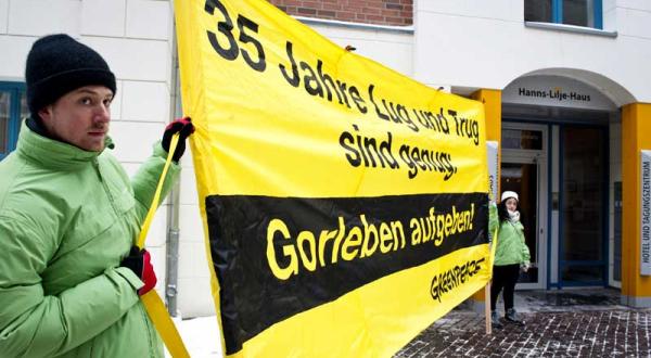 Greenpeace-Aktivisten protestieren anlässlich der rot-grünen Koalitionsverhandlungen in Niedersachsen, 23.01.2003
