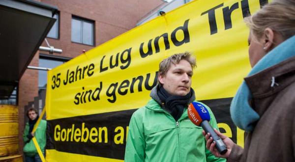 Greenpeace Kampaigner Tobias Riedl gibt ein Interview. 01.02.2013