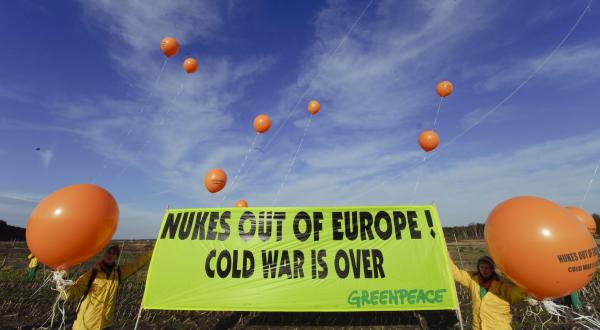 Greenpeace-Aktivist*innen bei einem Anti-Atomwaffen-Protest