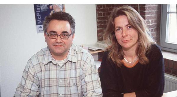 Jürgen Knirsch und Barbara Kamradt sitzen an einem Tisch, Mai 2003