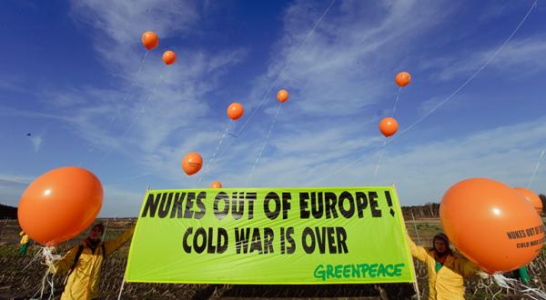 Greenpeace-Aktivisten auf einer amerikanischen Air-Force-Basis im belgischen Kleine Brogel bei einer Protestaktion im Jahr 2010