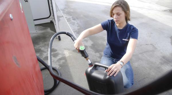 Verbraucherin füllt Biosprit in Benzinkanister