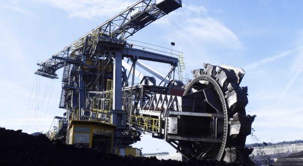 Gigantischer Schaufelradbagger im Braunkohletagebau Jänschwalde