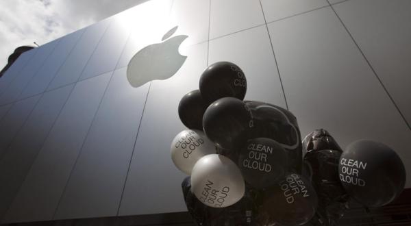Schwarze Luftballons vor dem Apple-Logo symbolisieren die dreckige iCloud. April 2012