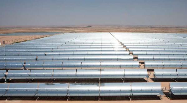 Im Wüstensand stehen unzählige Reihen von Solar-Panels hintereinander