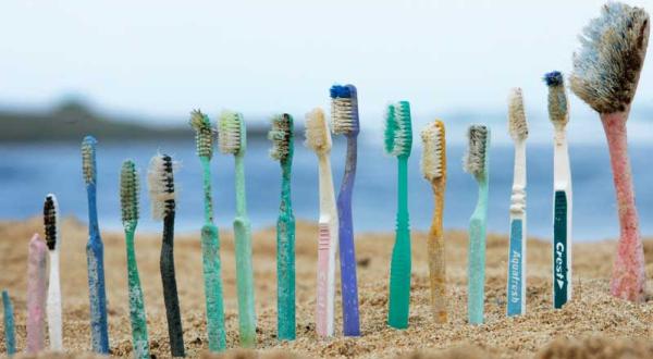 Plastik-Zahnbürsten am Strand von Honolulu, Hawaii im Oktober 2006