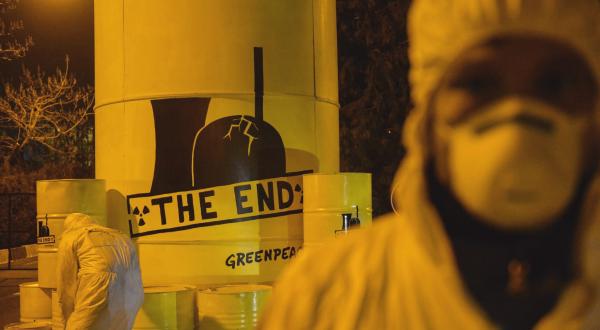 Greenpeace-Aktivisten protestieren am Atomkraftwerk Tihange (Belgien) gegen ueberalterte Atomkraftwerke