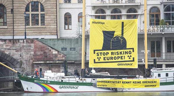 Das Greenpeace-Schiff Beluga II in der Schiffslände in Basel, 28.04.2014