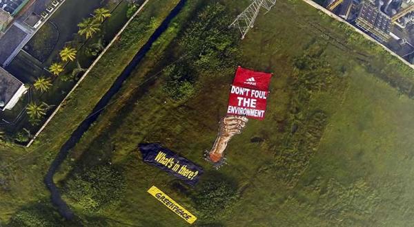 Greenpeace-Aktivisten zeigen Adidas mit einem überdimensionalen Banner die rote Karte, 21.05.2014