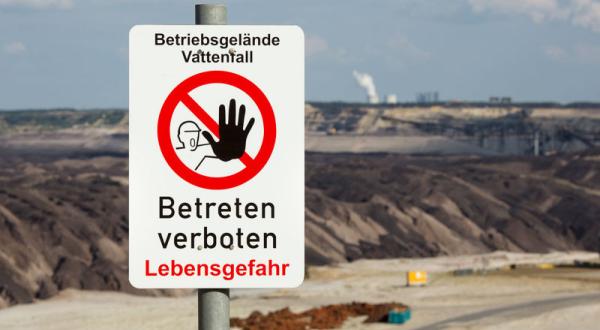 Vattenfall-Braunkohletagebau Jänschwalde, davor ein Schild mit der Aufschrift "Betreten verboten".