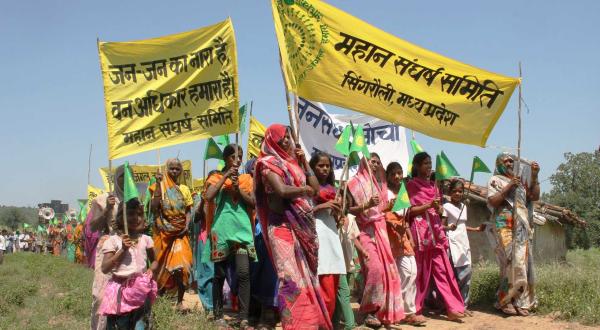 In der Mahan-Region in Zentral-Indien demonstrieren Anwohner gegen die Abholzung der Mahan-Wälder durch den Konzern Essar Energy