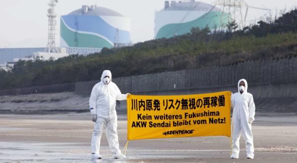 Greenpeace-Aktivisten demonstrieren vor dem AKW Sendai in Japan