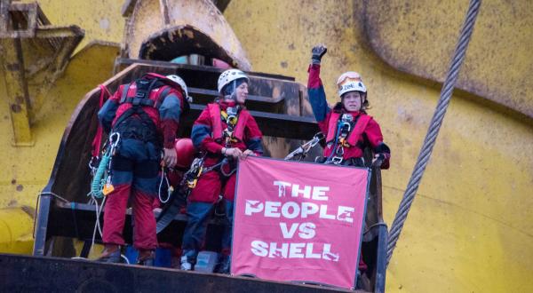 Greenpeace-Aktivisten demonstrieren auf der Shell-Ölplattform Polar Pioneer gegen Ölbohrungen in der Arktis