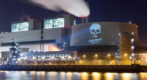 Projektion "Kohle ist giftig" am Kohlekraftwerk Moorburg