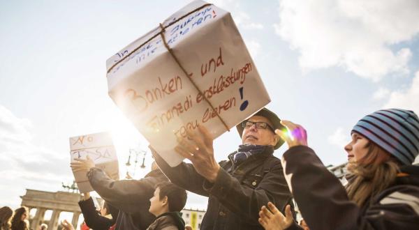 Demonstranten in Berlin am globalen Aktionstag gegen TTIP