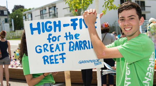Greenpeace-Jugendlicher mit Banner