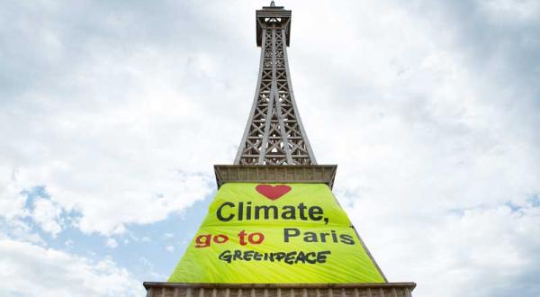 Eiffelturm-Attrappe mit Banner "Wer das Klima liebt, geht nach Paris" an der Tour-de-France-Strecke in den Niederlanden
