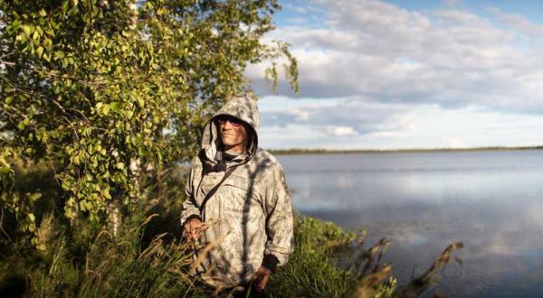 Sergey Kechimov steht am Ufer des Imlorsees; neben ihm ist ein Birkenhain zu sehen.
