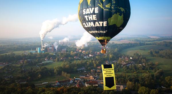Ballon mit Banner "Deutschlands ältester Klimakiller"