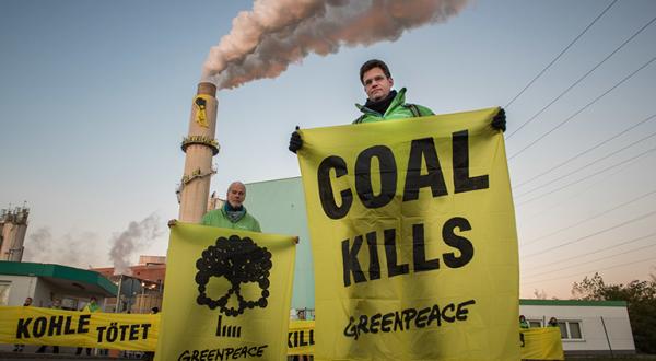 Greenpeace-Aktivisten mit Banner
