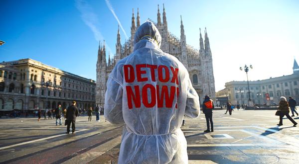 Greenpeace-Aktivist bei Aktion in Mailand
