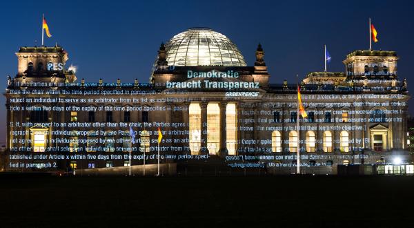 Der Reichstag mit einer Projektion der geheimen TTIP-Dokumente