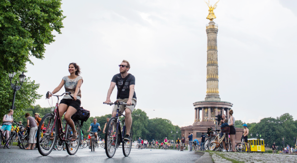 Fahrradfahrer vor der Siegessäule in Berlin
