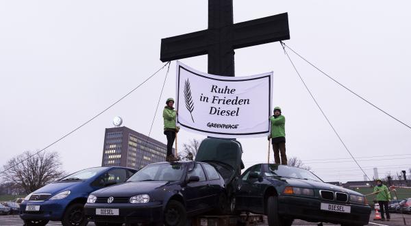 10 Meter hohes Kreuz vor VW-Zentrale in Wolfsburg