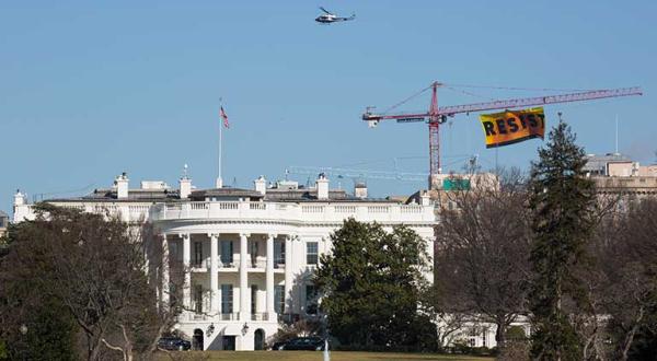 Das Weiße Haus, im Hintergrund "Resist"-Banner