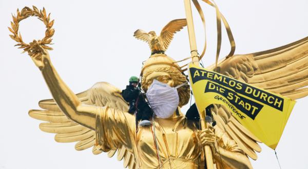 Greenpeace-Kletterer auf der Berliner Siegessäule