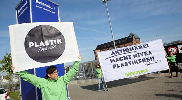 Greenpeace-Aktivisten demonstrieren vor Beiersdorf-Hauptversammlung gegen Plastik in Kosmetik