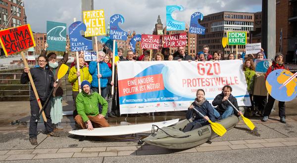 Aktionsbild von Vertretern der Zivilgesellschaft vor dem G20-Gipfel in Hamburg