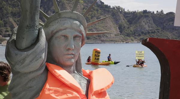 Freiheitsstatue am Strand von Taormina