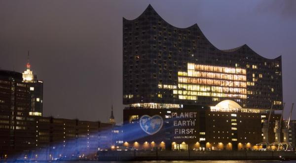 Projektion "Planet Earth First" an Elbphilharmonie