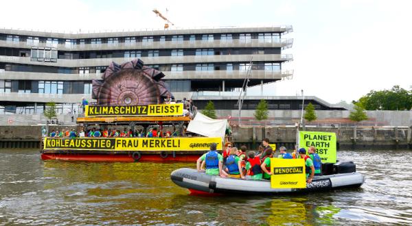 Wasserdemo in Hamburg auf der Elbe, mit Schaluppe und Schlauchboot