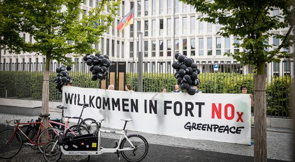 "Willkommen in Fort NOx"-Banner vor Bundesinnenministerium