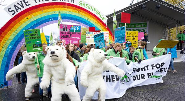 Kinder-Demo mit gebasteltem Regenbogen in Bonn