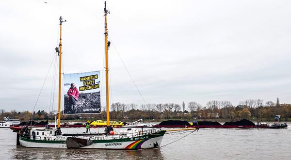 Beluga II mit Anti-Kohle-Banner auf dem Rhein in Bonn