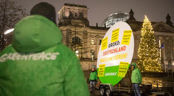 Aktion mit Rundbanner vor Reichstag