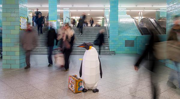 Pinguin in Bahnunterführung in Berlin