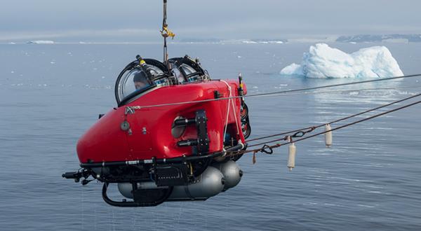 Unterseeboot am Haken vor einem Eisberg