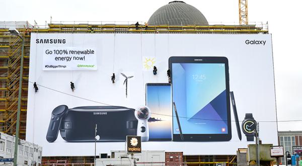 Kletter an Samsung-Plakat in Berlin