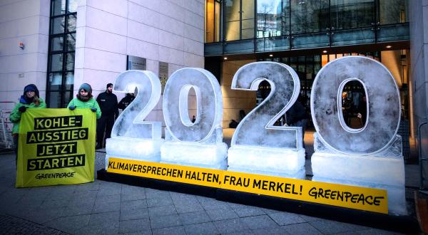 Eisskulptur in Form der Zahl 2020 vor der SPD-Parteizentrale