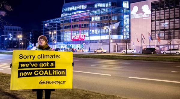 Aktivistin mit Banner: Sorry climate, we have a new COALition!