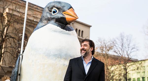 Javier Bardem mit Pinguinskulptur