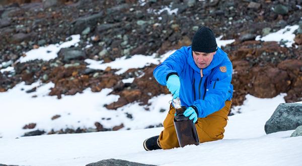 Thilo Maack bei Probenahme in der Antarktis