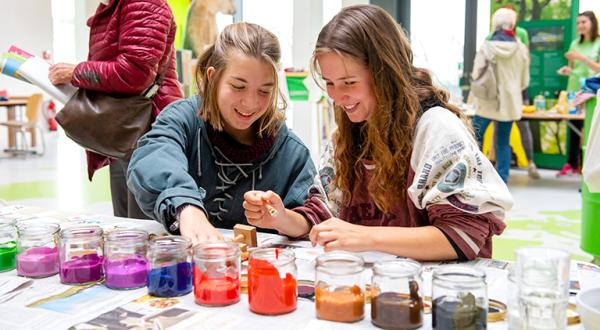 Zwei Mädchen mit Farbtöpfen im Greenpeace-Atrium