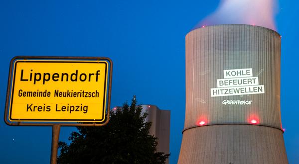 Projektion an Kohlekraftwerk nahe Leipzig: Kohle befeuert Hitzewellen