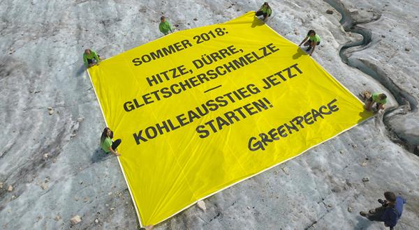 Aktivisten mit Banner auf dem Schneeferner-Gletscher: “Sommer 2018: Hitze, Dürre, Gletscherschmelze – Kohleausstieg jetzt starten!“