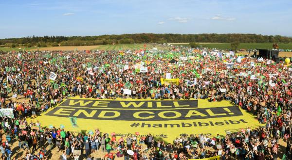 Luftbild von Banner "We will end coal"